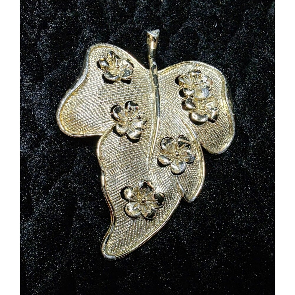 Vintage Mid-Century Gold Tone Leaf Brooch with Floral Accents | Textured Metal - Picture 4 of 8
